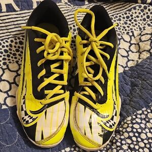 Nike Kids Black and Yellow Sneakers Fast Flex Cleats Size 6Y